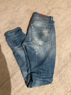 Dondup george  - Säljer ett par dondup jeans i w29 i bra skick har du några frågor eller funderingar hör av dig 