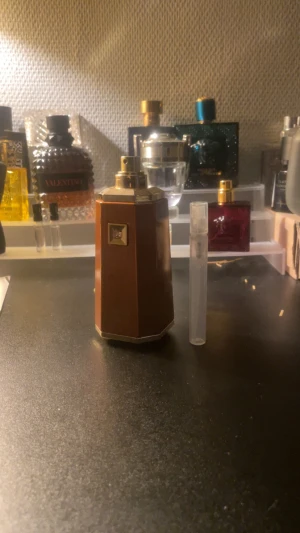 Liquid Brun 5 ml sample - Snygg parfymflaska från Liquid Brun, perfekt för dig som vill sticka ut med din doftsamling. Modern design som passar in i varje badrum eller på hyllan. Volym och ingredienser syns ej på bilderna.