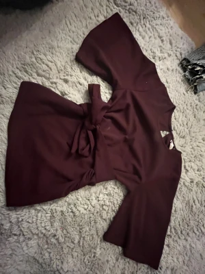 Röd knyttopp från visual clothing project - En vinröd topp från visual clothing project, helt ny utan defekter.