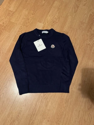 Moncler sweater - Säljer en helt ny och oanvänd mörkblå moncler sweater i storlek xs. Tröjan kommer med taggen på, vid fler frågor är det bara att höra av sig🙌