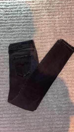 Svarta slimfit replay jeans - Svarta slimfit jeans från replay med klassisk fem ficks design har även med fet slitningar.skick 8/10 skriv vid minsta fundering. Mvh montaña closet
