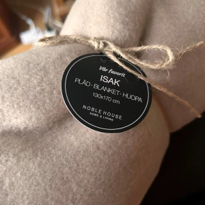 Mysig pläd från Noble House! - Mysig varm pläd från Noble House. Mått: 130 x 170 cm. Ny!