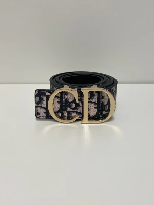 Christian Dior Bälte - Säljer ett helt nytt bälte oanvänd, storlek 110. Fraktar snabbt inom 24h efter köp. Kan även hämtas i Haninge. Skirv gärna vid fler frågor.