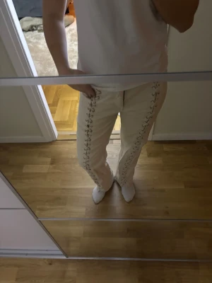Jeans med snörning  - Så coola jeans med snörning! Storlek 40 men passar mig som brukar ha 36 och lågmidjat. Har ett litet hål som man ser på bilden men inget annat märkvärdigt 