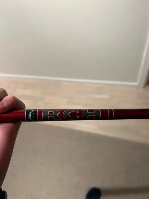 Driver Big Bertha 454 -  Big Bertha 454 är en av de där klassiska drivrarna som många golfare får en liten nostalgikick av. Den är stor, förlåtande och lätt att slå – perfekt när man vill känna sig trygg på tee. Med sitt rymliga klubbhuvud är det enkelt att få bra fart och riktning på bollen, även när svingen inte är helt klockren. En riktigt stabil och trevlig driver som gör golfen lite roligare.