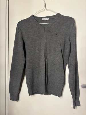Grå J.Lindberg tröja M - Grå långermad J.Lindberg töja i 100% Marino Ull. Storlek M liten i storlek! 