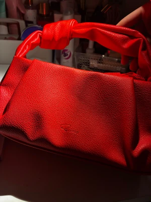Röd handväska från Rizzo - Frakt ingår ❤️❤️