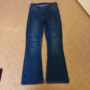 Bootcut jeans  - Bootcut jeans. Är sydd vid inte låren som ni ser på bilden men inga andra defekter och sitter ganska fin.