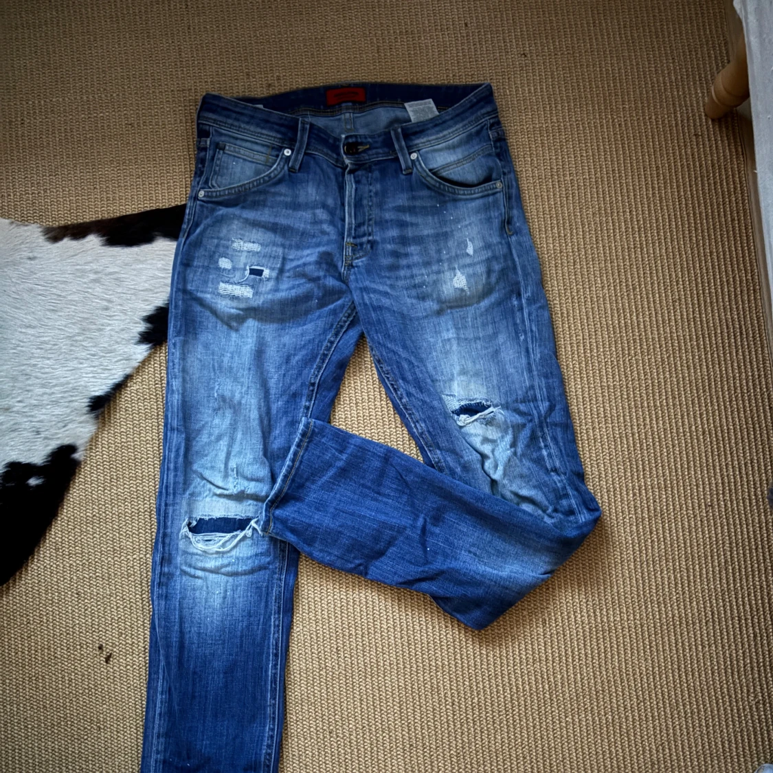 Blå slitna jeans från jack&jones  - 90