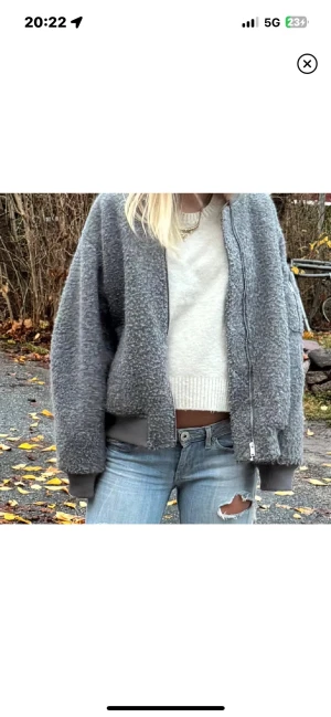 Grå jacka - Mysig jättefin jacka💕osäker på vart den är ifrån 