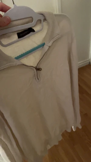 Vit half zip tröja Oscar Jacobson - Snygg vit långärmad tröja från Oscar Jacobson med krage och half zip-dragkedja framtill. Tröjan har ribbade muddar vid ärmslut och nederkant, och är gjord i mjukt bomullsmaterial/ cashmire Perfekt för dig som gillar stilrena och klassiska plagg. Tröjan stryker jag innan jag skickar iväg 😂mer info i dm. Köpt på nk för 1500