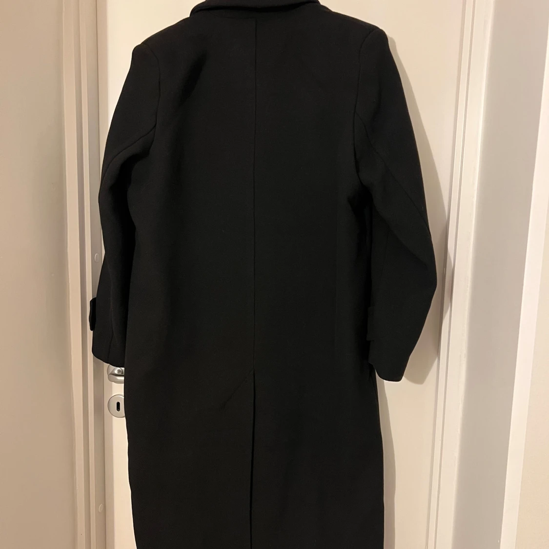 Svart lång kappa med knappar - 3