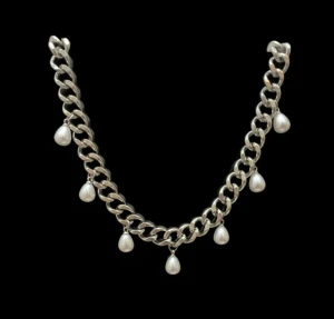 Silvrigt halsband med droppformade pärlor. - Elegant halsband i rostfritt stål – finns även i en guldpläterad variant. Matchande örhängen finns i en separat annons. Smycket är 9 mm brett och har en justerbar längd mellan 38–43 cm, vilket gör att det passar perfekt oavsett stil och tillfälle. De nickelfria och handgjorda. 