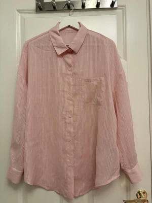 Set från SHEIN - En skjorta som är ganska genomskinlig. Den har en ficka på fram sidan. Shortsen är ej genomskinliga då de har ett dubbeltyg. 