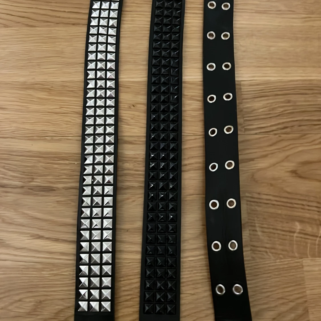 Svarta nitarbälten med metall-detaljer - 1