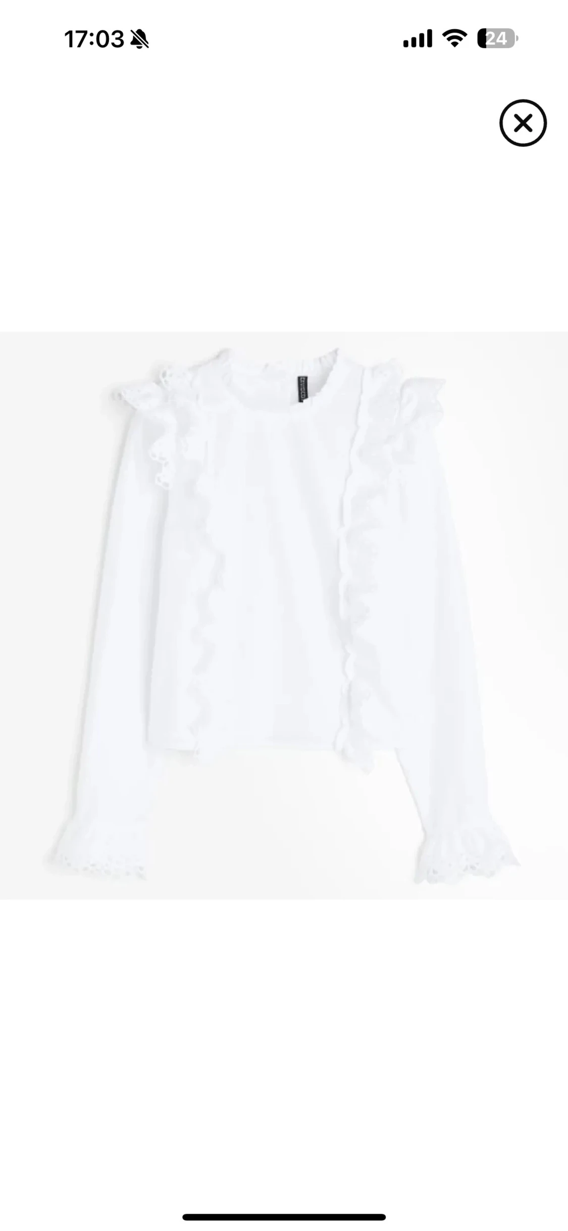 Vit blus med volangdetaljer