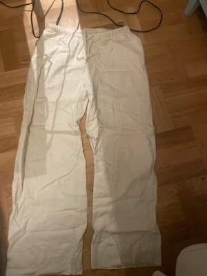 Vita linnebyxor från Weekday, strl 38 - Säljer ett par fräscha vita linnebyxor från Weekday i storlek 38. Byxorna har elastisk midja med snörning och är raka i modellen. Perfekta för chill dagar och har en skön, luftig känsla tack vare linnematerialet. 