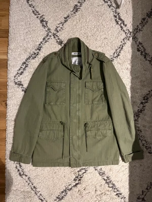 The Gallerist Safari jacka - Skick 10/10 utöver att luvan innuti jackan är avklippt (frivilligt) då den satt som en flytväst krage) - Size S - Nypris runt 1500 kr - Skriv för mer bilder/frågor kings ⭐️