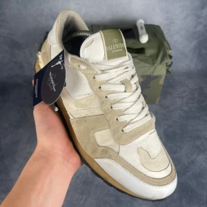 Valentino Rockrunner - Skick: 8/10, inga defekter. | Ingår: Skor, Box, Dustbags, kort, extrasnören. | Nypris: +- 7000 SEK.
