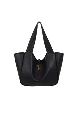 Ysl väska  - Snygg svart axelväska från Saint Laurent i mjukt skinn med klassisk YSL-logga i guld framtill. Väskan har breda axelremmar och en stilren, rymlig design som gör den perfekt för att bära med sig allt man behöver. En ikonisk accessoar med lyxig känsla.