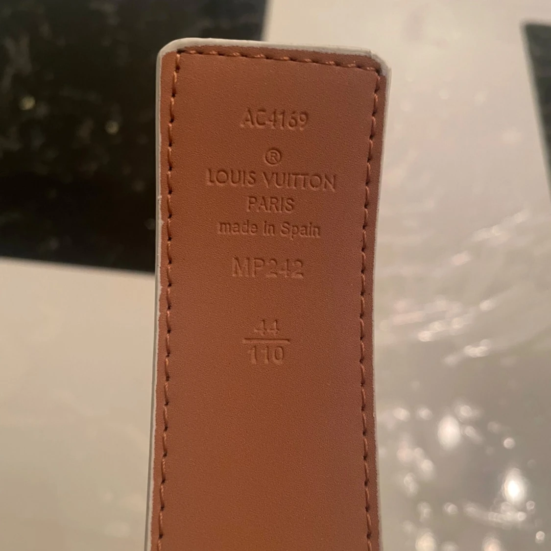 Vit L-/V skärp med silverdetaljer - 3