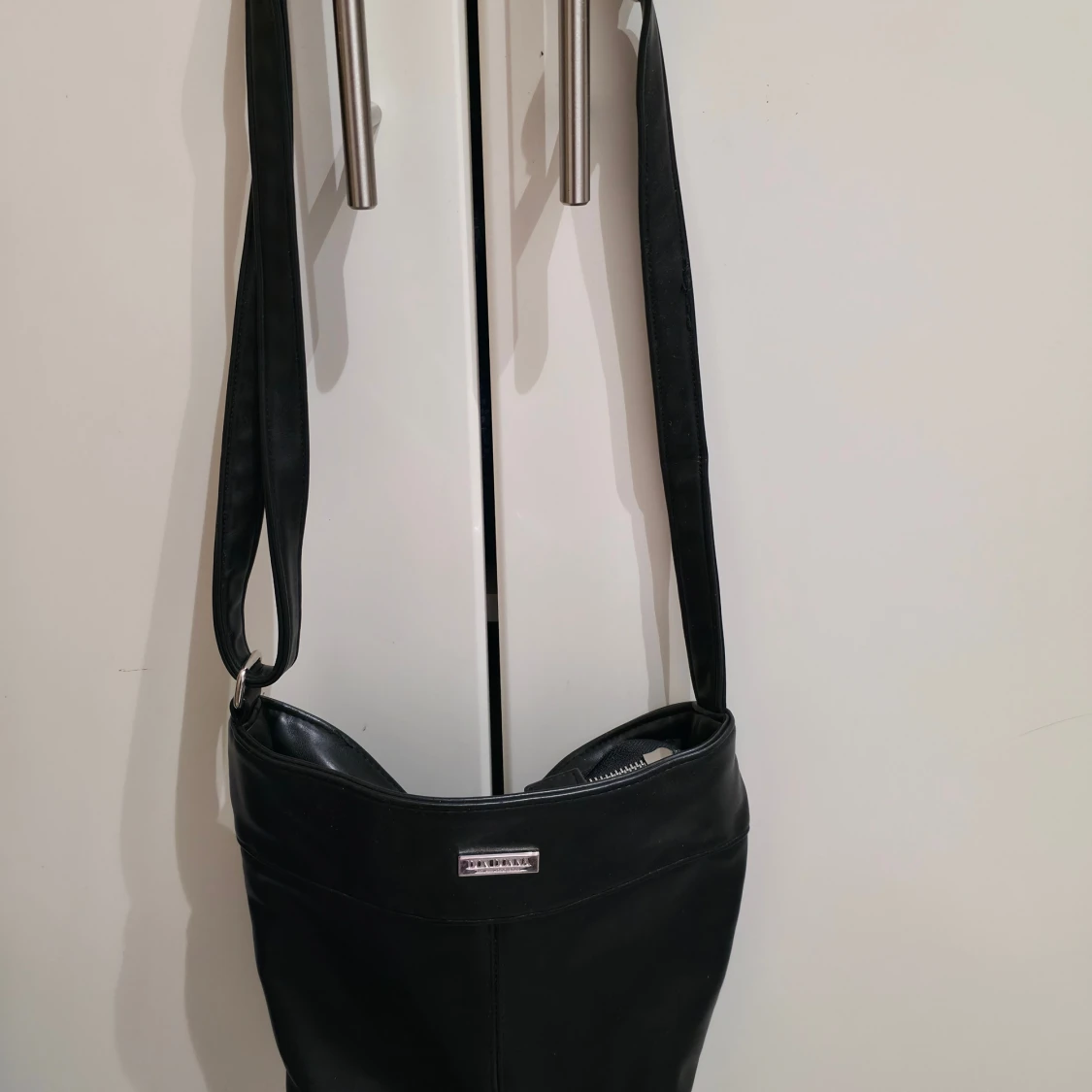 Svart axelväska från Don Donna