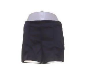 Svarta midwaist satin shorts från Zara - Nyskick!