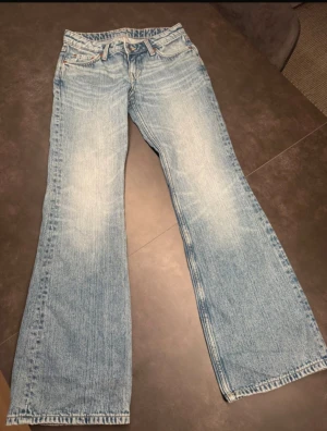 Nova low slim bootcut jeans - Blå bootcut jeans från Weekday, jeansen är i fint skick och inte så använda då de är för små för mig i midjan.