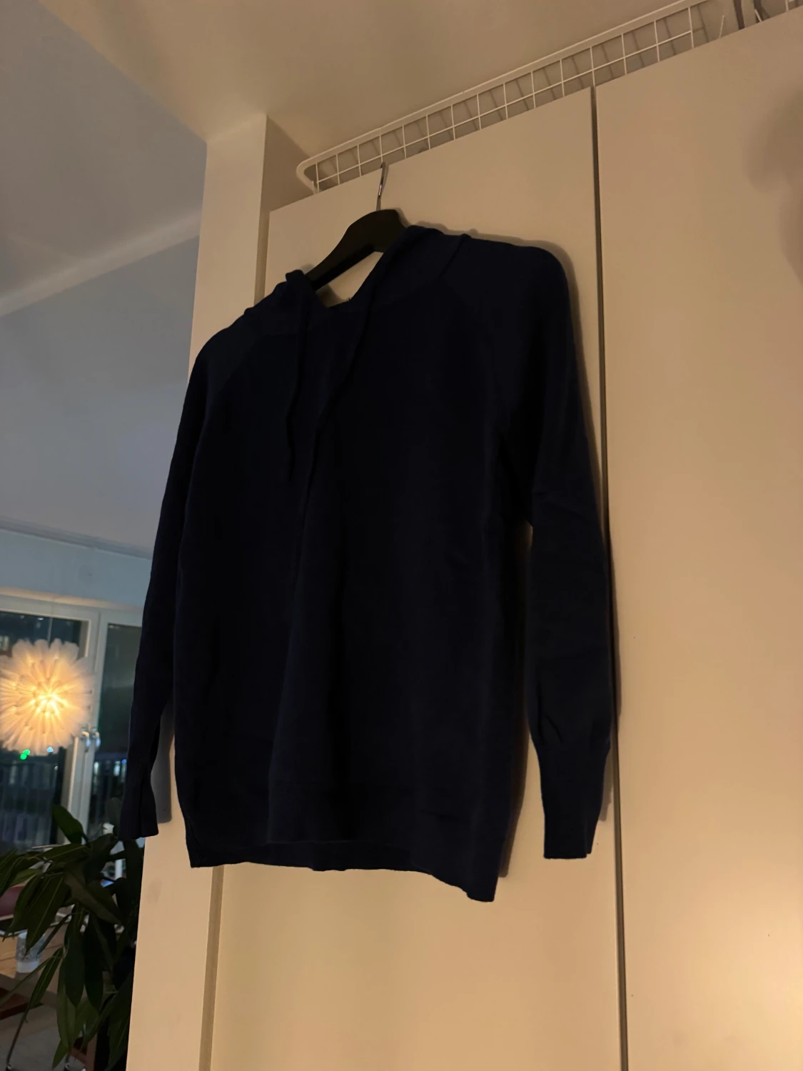 Mörkblå stickad hoodie med huva - 1