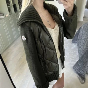 Moncler grön quiltad pufferjacka - Lägger ut min jacka igen då det blev fel föra gången . Supersnygg Moncler grön quiltad pufferjacka i Kashmir. Bra skick bara använt fåtal gånger 💖 Säljer ändats vid bra bud, frakt ingår inte 💖💖