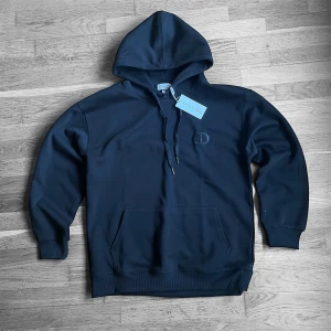 Exklusiv Svart tröja med luva - Aldrig använd helt ny