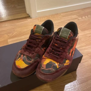 Valentino rockrunner - De är såklart äkta✅ skicka prisförslag ifall du vill men kommer inte godkänna om det är för lågt