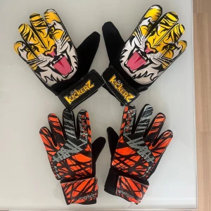 Målvaktshandskar från Kipsta - Säljer ett par coola målvaktshandskar. Ett par från Kipsta i orange och svart med grå detaljer. Har breda kardborreband vid handleden för bra passform.