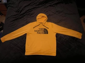 The North Face Hoodie - Säljer en gul hoodie från The North Face i storlek XL. 