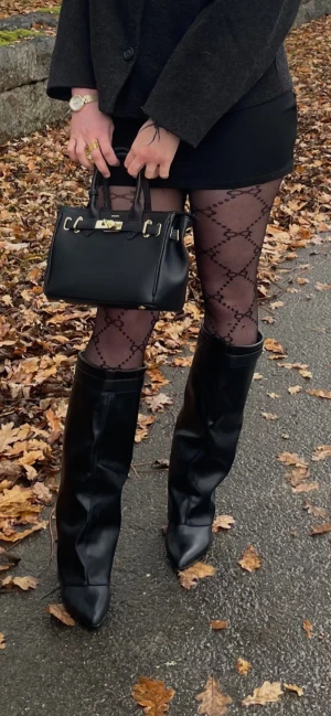 Svarta klackskor - Svarta klackskor med en snygg liten gulddetalj på sidan av skorna. Använd fåtal gånger. Bra skick. Passar till dig som pendlar mellan storlek 39-40.