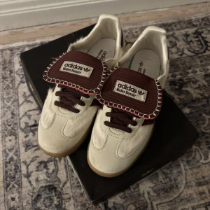 Adidas Wales Bonner - Tjenare! Säljer dessa feta unika adidas wales bonner skorna i storlek 42 2/3. De är i fint skick och box medföljer. Bara att höra av sig vid minsta fundering!