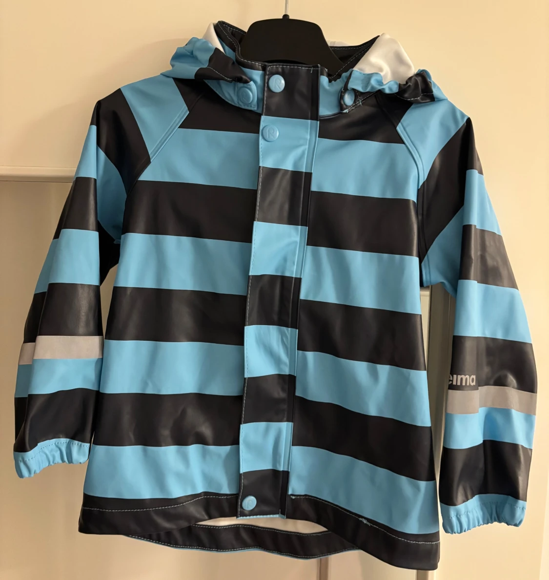 Randig regnjacka från Reima blå/svart