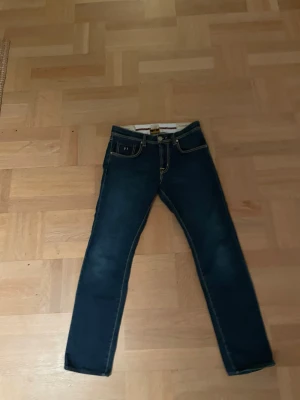 Tramarossa Michelangelo jeans - Blåa/mörk blås tramarossa jeans i w 30. Jag är 180cm lång och dessa jeans sitter bra på mig. Jeansen är i mycket fint skick och är Michelangelo modellen.