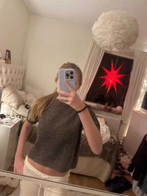 Brun stickad tröja - Brun stickad kortärmad tröja! Håller på att rensa garderoben så kom gärna med prisförslag 😊 Postar samma eller nästa dag 💗  Barnstorlek 146/152 men passar mig som brukar ha xs i tröjor