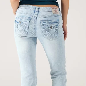 True Religion jeans - Säljer dessa bootcut True Religion jeans. De är i storlek 23/XS. De har superfina detaljer på fickorna och säljs inte längre någonstans. Har använts endast en gång, priset kan diskuteras vid snabb affär💞