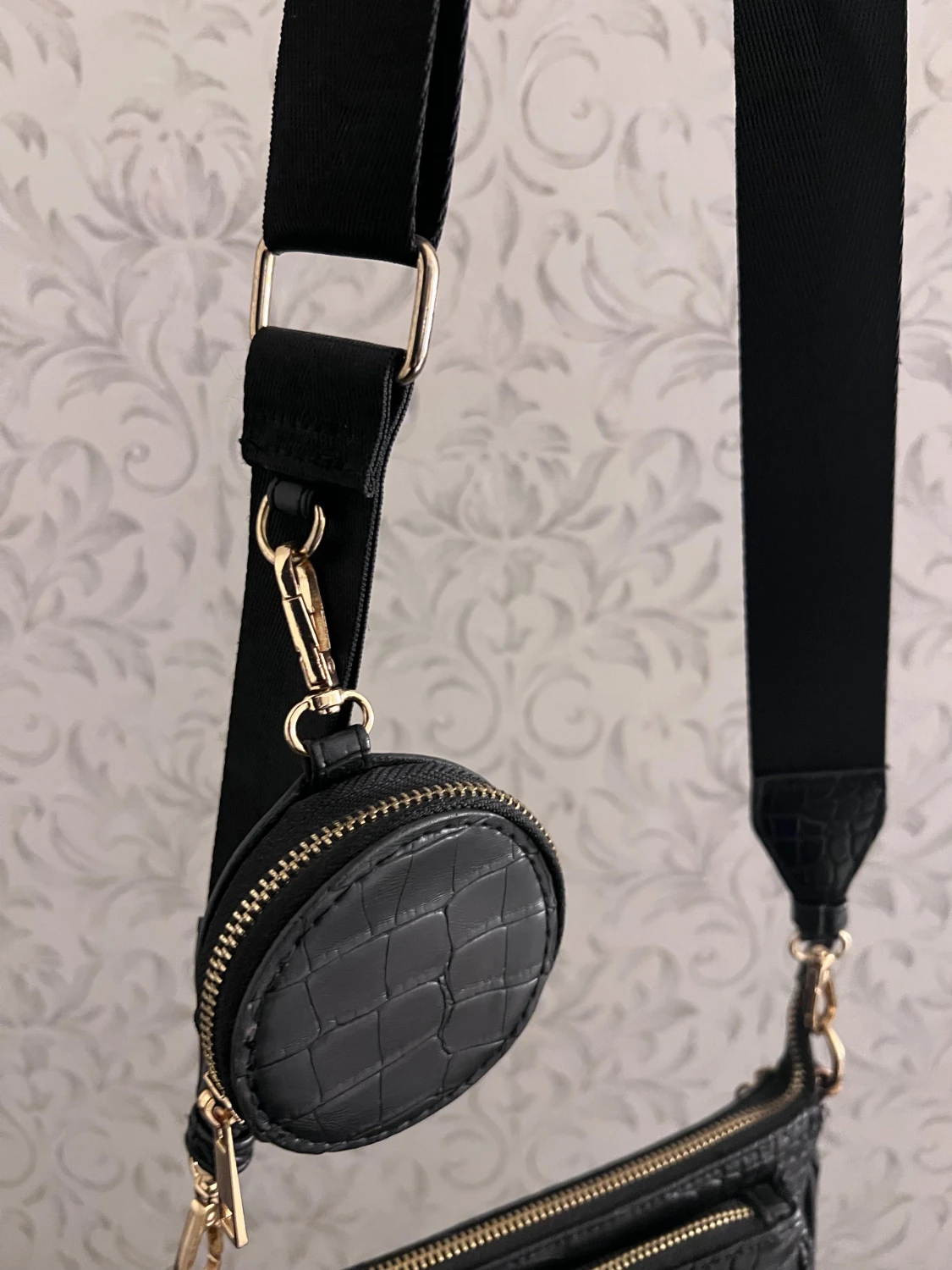Svart axelväska med croco-mönster - 2