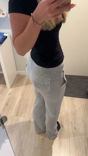 Juicy couture byxor  - Gråa juciy couture byxor i storlek S. Snygga och super sköna 