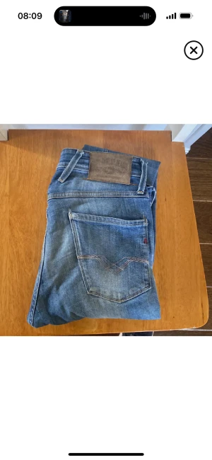 Replay Anbass jeans blå slim fit - Snygga blå Replay Anbass jeans i slim fit med klassisk femficksdesign och diskreta slitningar🙌💯 Jeansen har normal midja, raka ben och är tillverkade i mjukt jeansmaterial med stretch för extra komfort. Perfekt för dig som gillar stilrena och moderna jeans. Väldigt feta💯👌 st 29/32😉