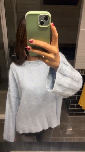 Ljusblå stickad tröja Gina Tricot - Supermysig ljusblå stickad tröja från Gina Tricot med ribbad struktur och breda, långa ärmar. Tröjan har en relaxed passform och rund halsringning. Pris kan diskuteras.