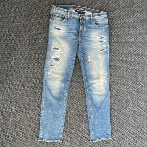Jacob Cohen jeans med slitningar - Säljer nu mina sjukt fina jeans från Jacob Cohen med slitningar och små paint splatters 🙌 Inga hål går rakt igenom och allt är ren design🤝 Nypris: 5500kr. Passar lite större i storlek! Snygg patch med hästläder/hår i bak! Skriv vid funderingar, prisförslag och annat. Jag vill alltid kundens bästa så har du frågor är det bara att ställa🙏 Byxorna säljs pga att dom är för stora för mig, så om du har något i w29 tar jag gärna emot byten.