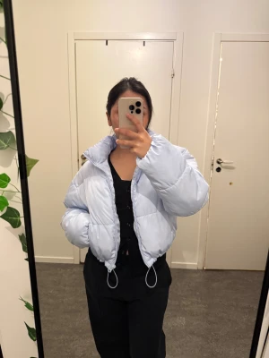 Ljusblå pufferjacka  - Säljer en ljusblå pufferjacka med hög krage . Jackan har en oversized passform och stängs med dragkedja framtill, skulle säga att jackan är mer XS eller S . Väldigt varm , passar perfekt inför vintern❄️ . Lite defekter / fläckar på jackan, som knappt syns om man inte tittar närmare ☺️(se bilder) 