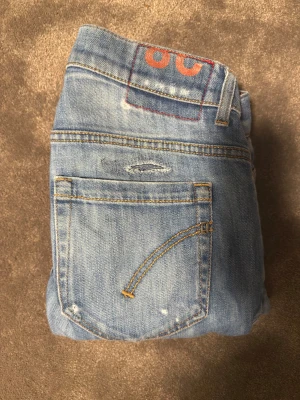Dondup George jeans  - Snygga dondup jeans i storlek 28 i ett bra skick, endast en lagning skedd mellan benen (se på bild). Tag medföljer ej, hör av er om ni har frågor!