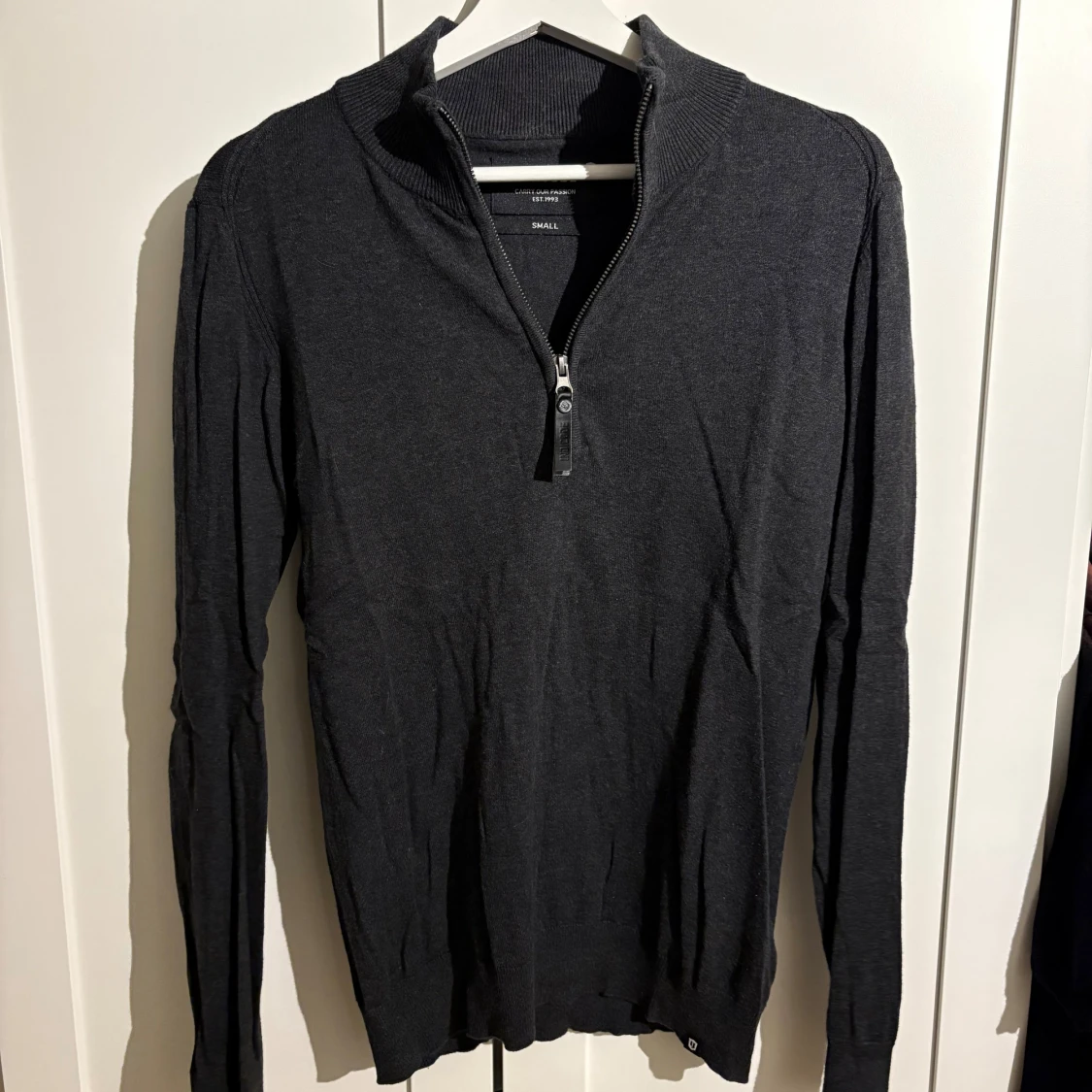 Mörkgrå half zip tröja från Indiccode