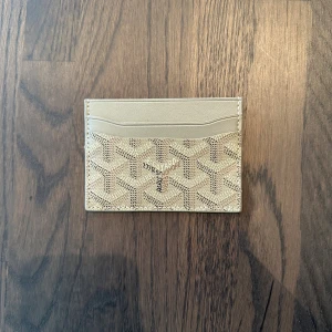 Grå Goyaard korthållare  - Snygg grå korthållare, nytt skick(aldrig använd), kommer med etikett och låda. Skriv om du har några frågor eller andra funderingar! (PRODUKTEN ÄR FAST PRIS) 