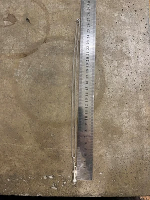 Halsband med trumpetberlock i silver - Snyggt halsband med en detaljrik trumpetberlock i äkta silver. Kedjan är tunn och boxlänkad, ca 45 cm lång i 835 S. Perfekt för dig som älskar musik eller vill ha något unikt. Berlocken är ca 3 cm och har stämpel 925 för sterlingsilver.